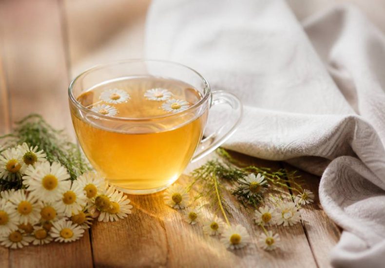 Beneficios de la manzanilla por la noche: usos, propiedades y efectos relajantes