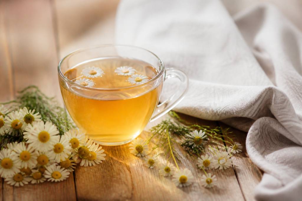 Beneficios de la manzanilla por la noche: usos, propiedades y efectos relajantes