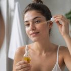 Aceite de oliva en la cara dermatólogo: usos, beneficios y riesgos para la piel